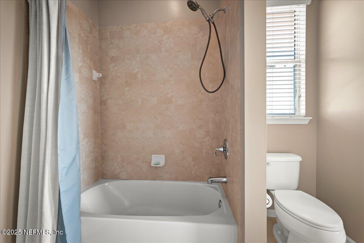 168 Plaza Del Rio Drive St. Augustine, FL 32084 - Photo 27 of 34 a bathroom with a bath tub with a window
