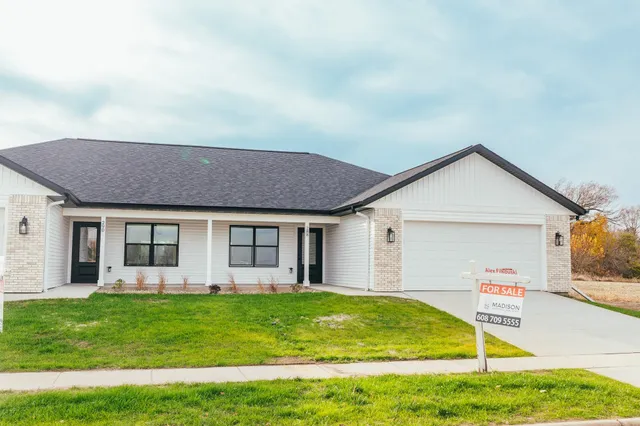 $339,900 | 226 Santa Maria Drive, Unit B, Arlington, WI 53911