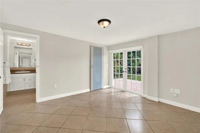 a view of an empty room with a kitchen