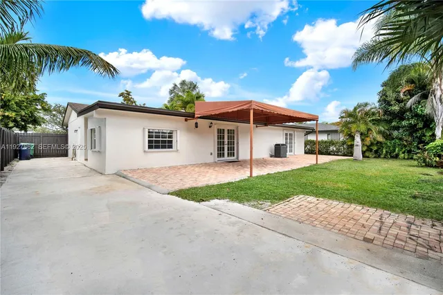 a view of a yard with a house