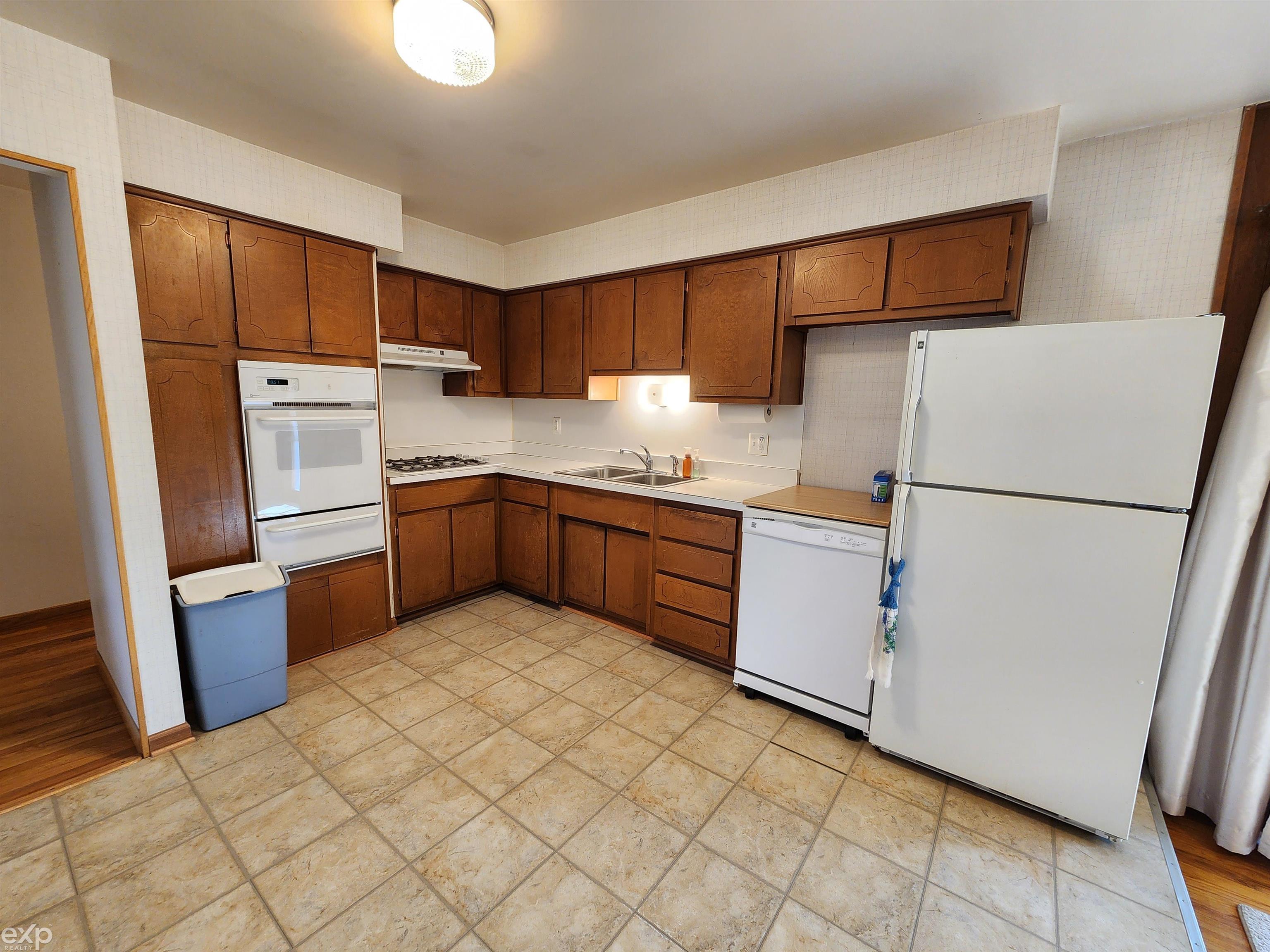 8520 Busch Street Center Line, MI 48015 - Photo 4 of 17 50158701-3b23c9ce-7e55-4f89-91e5-8539fd320eff.JPG