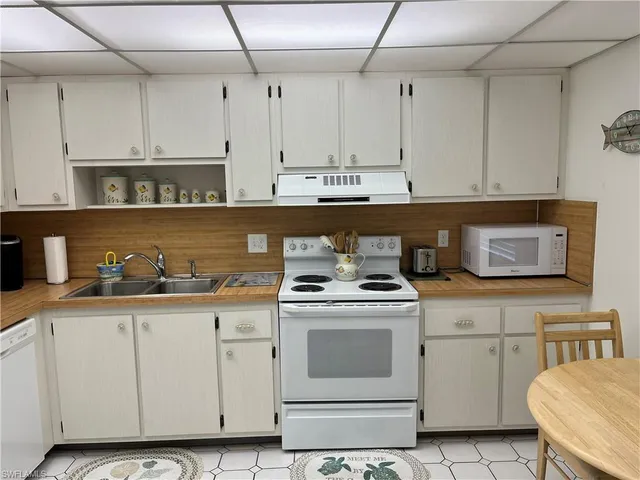 $3,650 | 111 Palm Drive, Unit 4, Naples, FL 34112