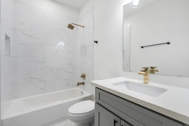 $2,000 | 911 Panama Street, Houston, TX 77009