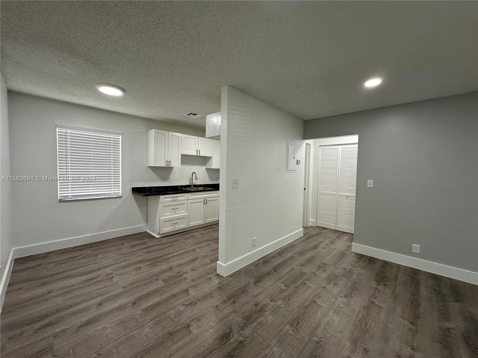 899 Northeast 15th St Unit 2  