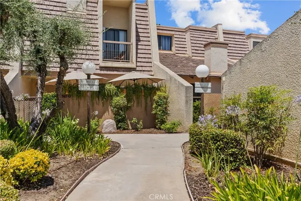 $4,850 | 18417 Collins Street, Unit D, Tarzana, CA 91356