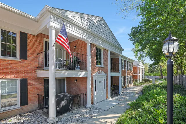 $210,000 | 520 Shorely Drive, Unit 203, Barrington, IL 60010