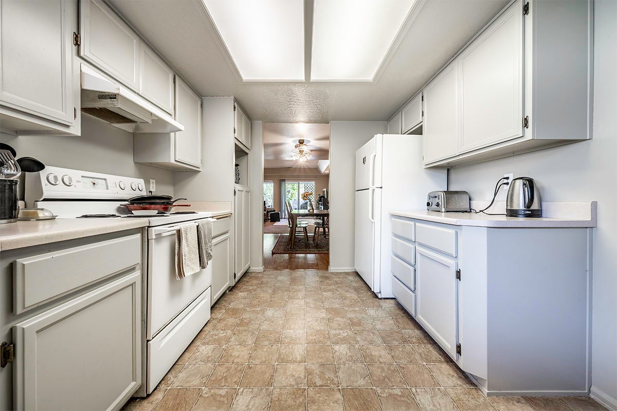 929 Brandi Way Central Point, OR 97502 - Photo 10 of 27 DSC03261-HDR