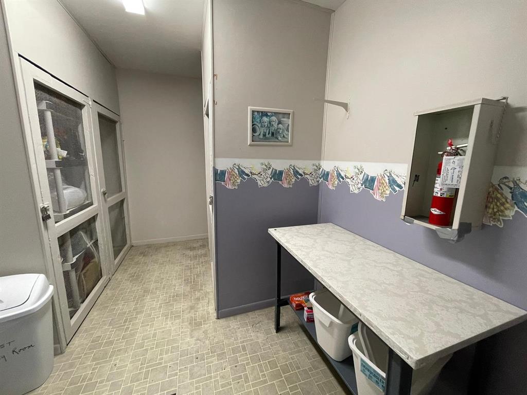 250 Northeast 20th Street, Unit 210 Boca Raton, FL 33431 - Photo 47 of 50 a room with table and mirror