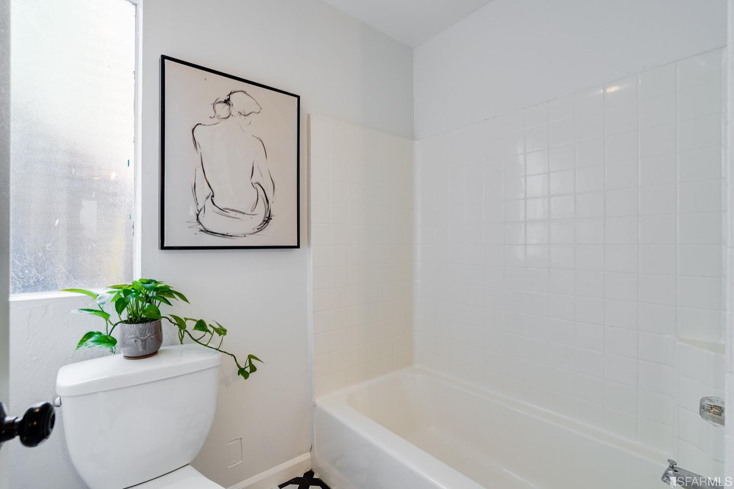 1015 26th Street Oakland, CA 94607 - Photo 23 of 33 a bathroom with a toilet and a bathtub