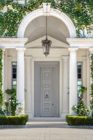 a view of entryway with a front door