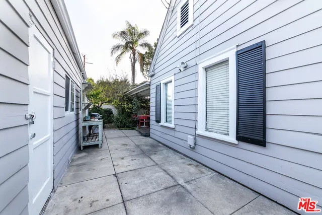a view of a back yard of the house