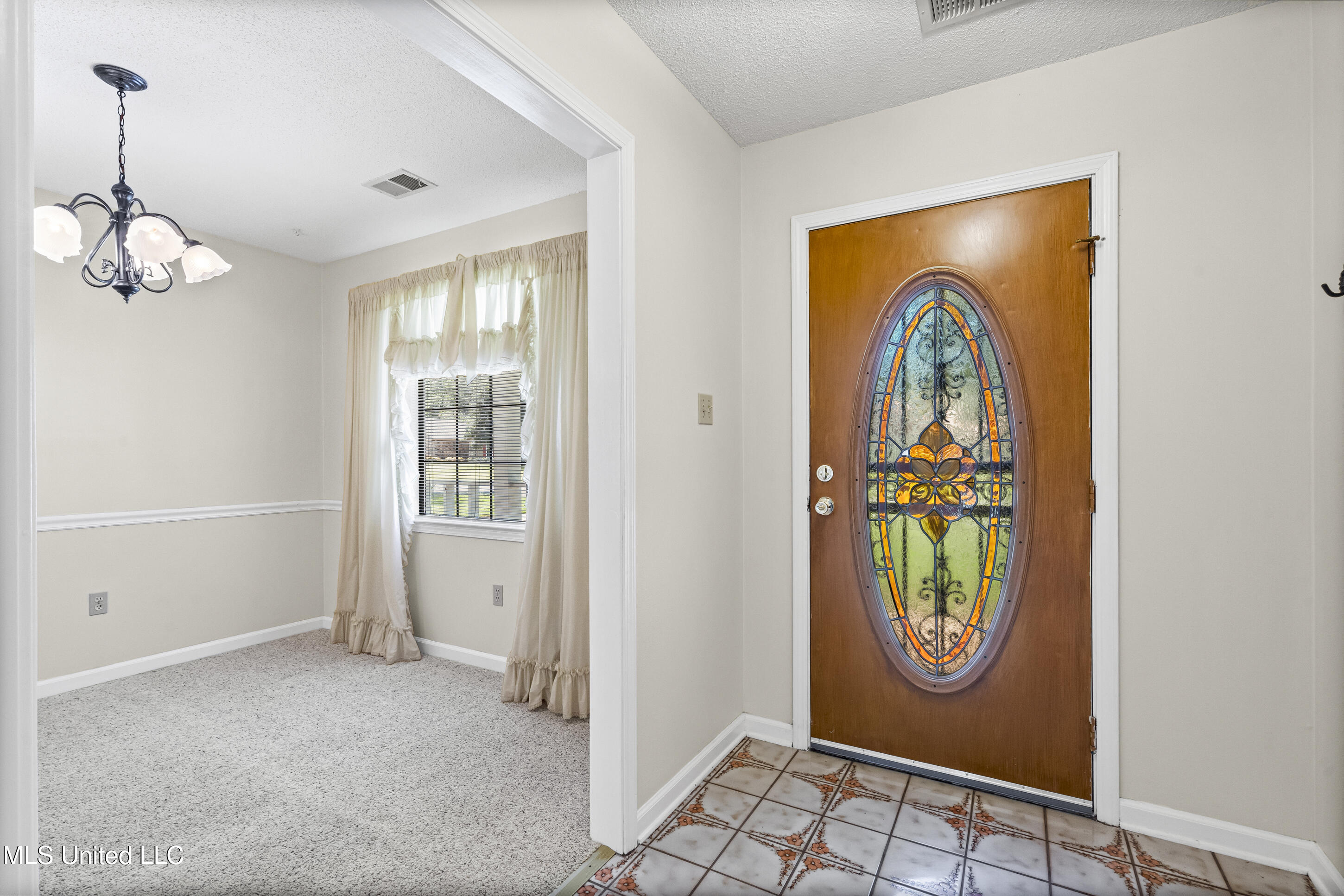 6671 River Birch Road Walls, MS 38680 - Photo 5 of 27 Foyer and Dining Room