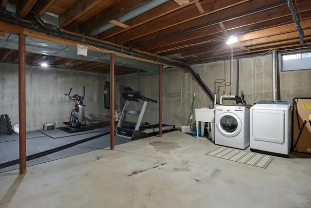 a view of a house with yard and plants