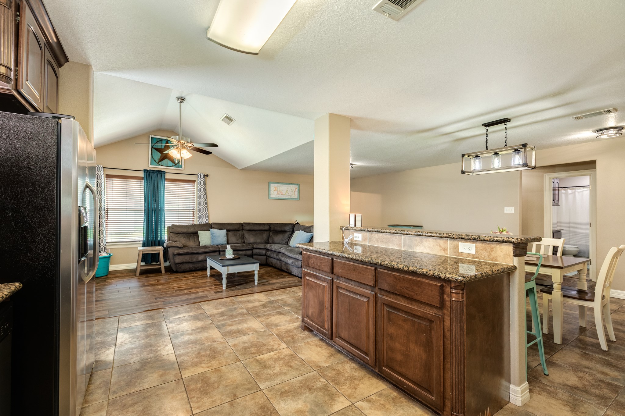 6108 Fox Ridge Drive Angleton, TX 77515 - Photo 13 of 26 a kitchen with lots of counter top space