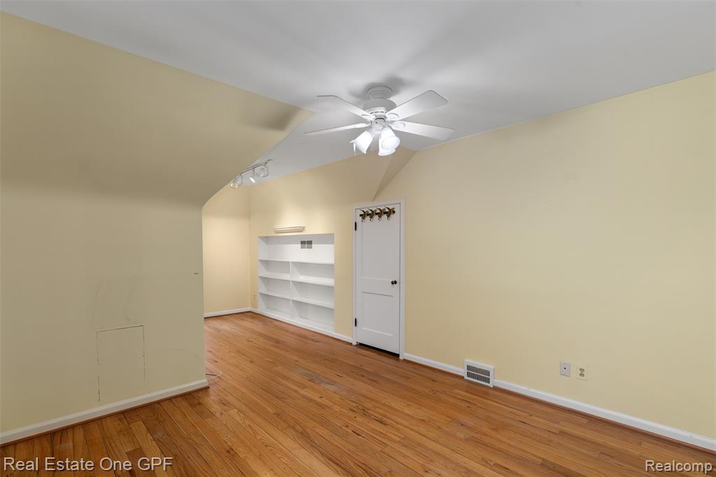1488 Roslyn Road Grosse Pointe Woods, MI 48236 - Photo 17 of 40