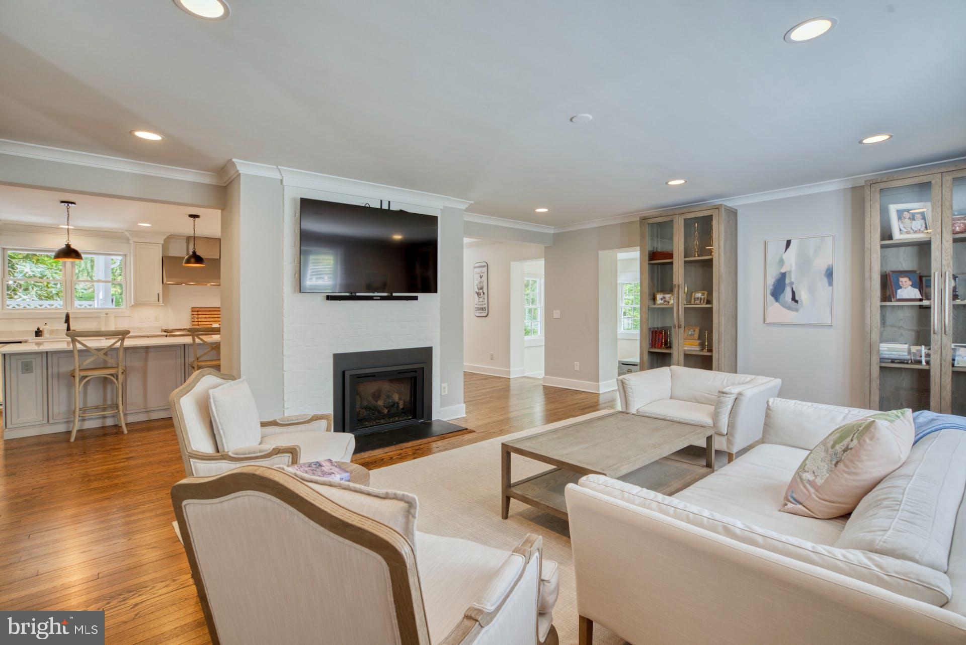 209 Norwood Road Annapolis, MD 21401 - Photo 12 of 86 Living room w/gas fireplace