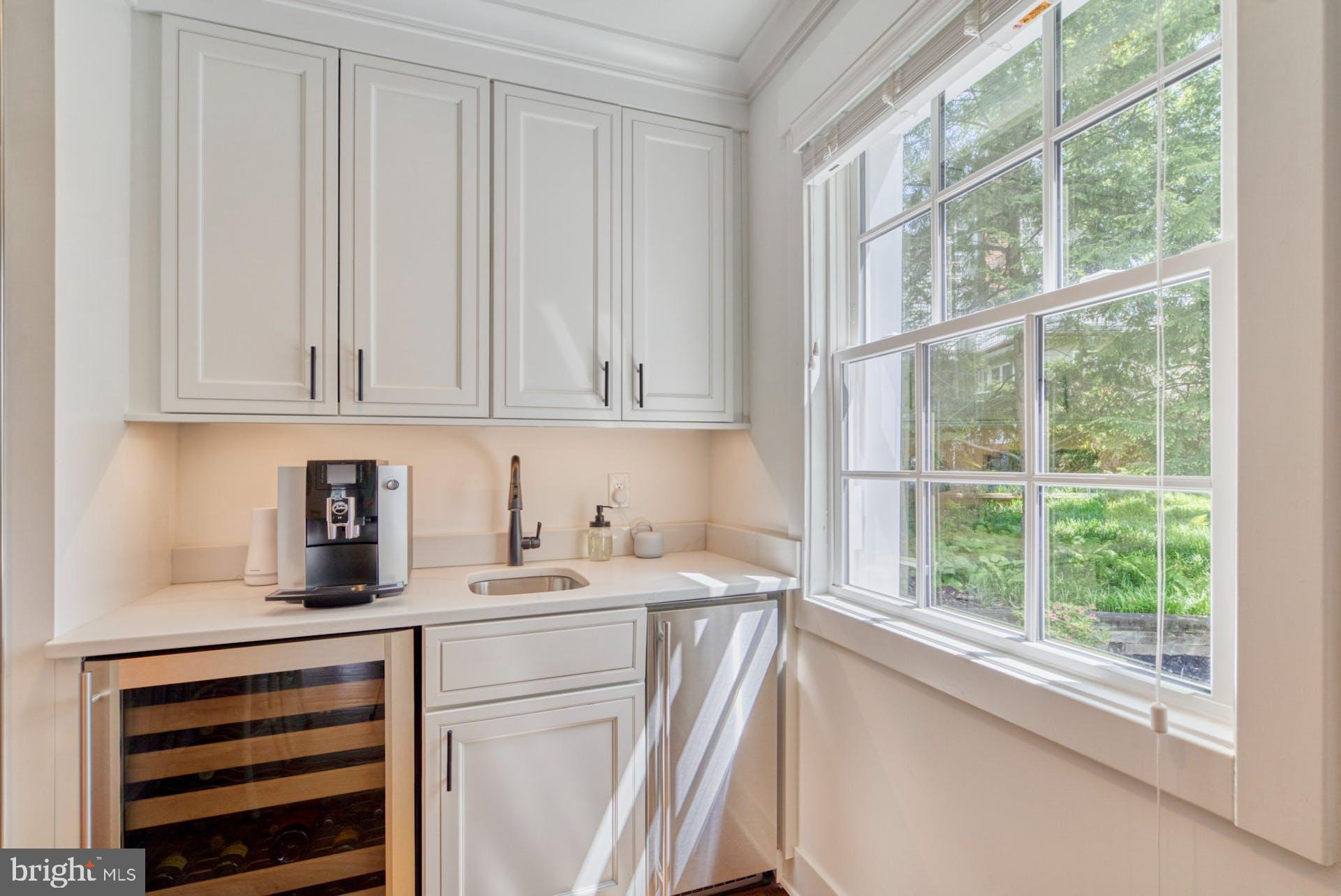 209 Norwood Road Annapolis, MD 21401 - Photo 20 of 86 Wet bar with wine storage and ice machine