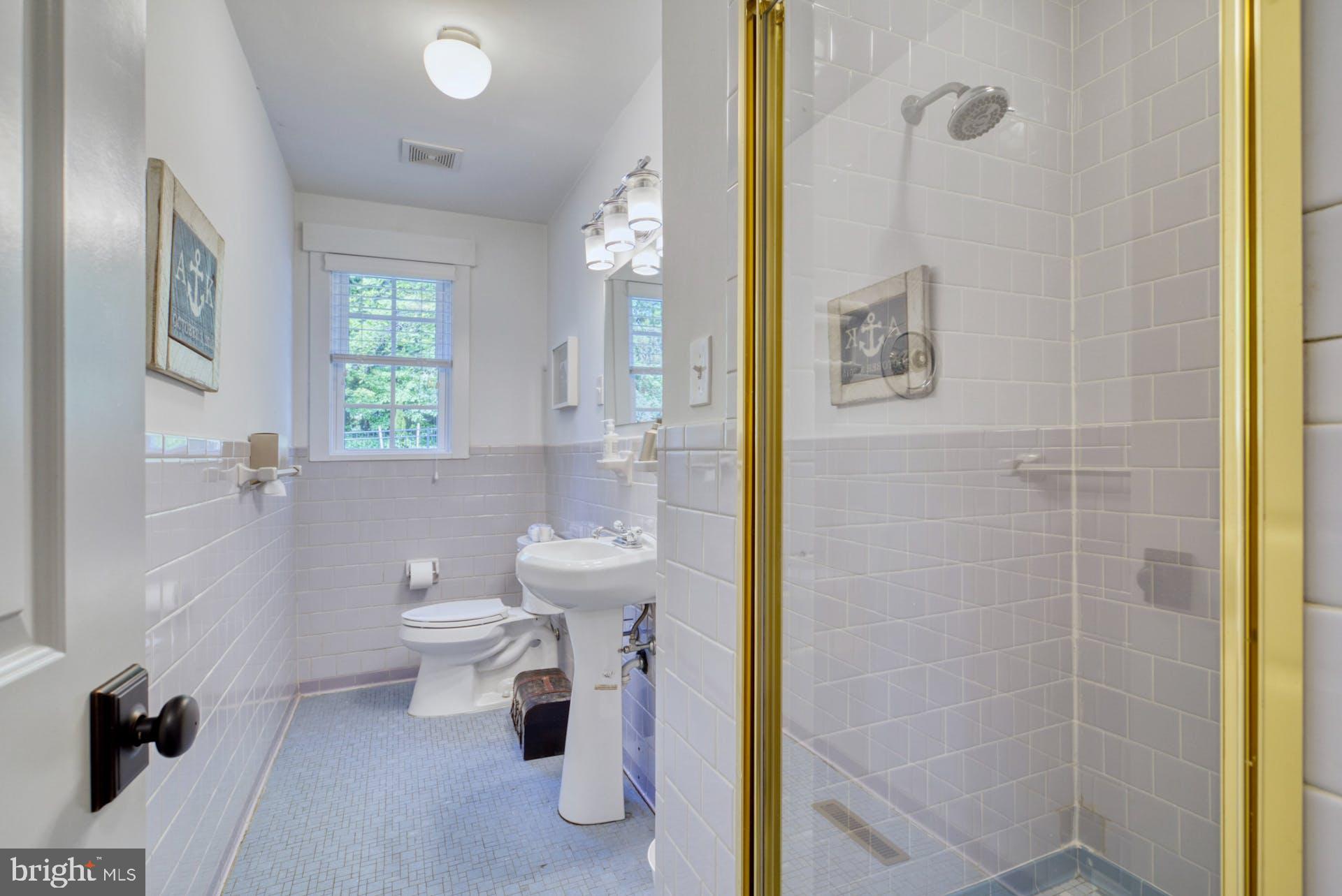 209 Norwood Road Annapolis, MD 21401 - Photo 29 of 86 Main level hall bathroom