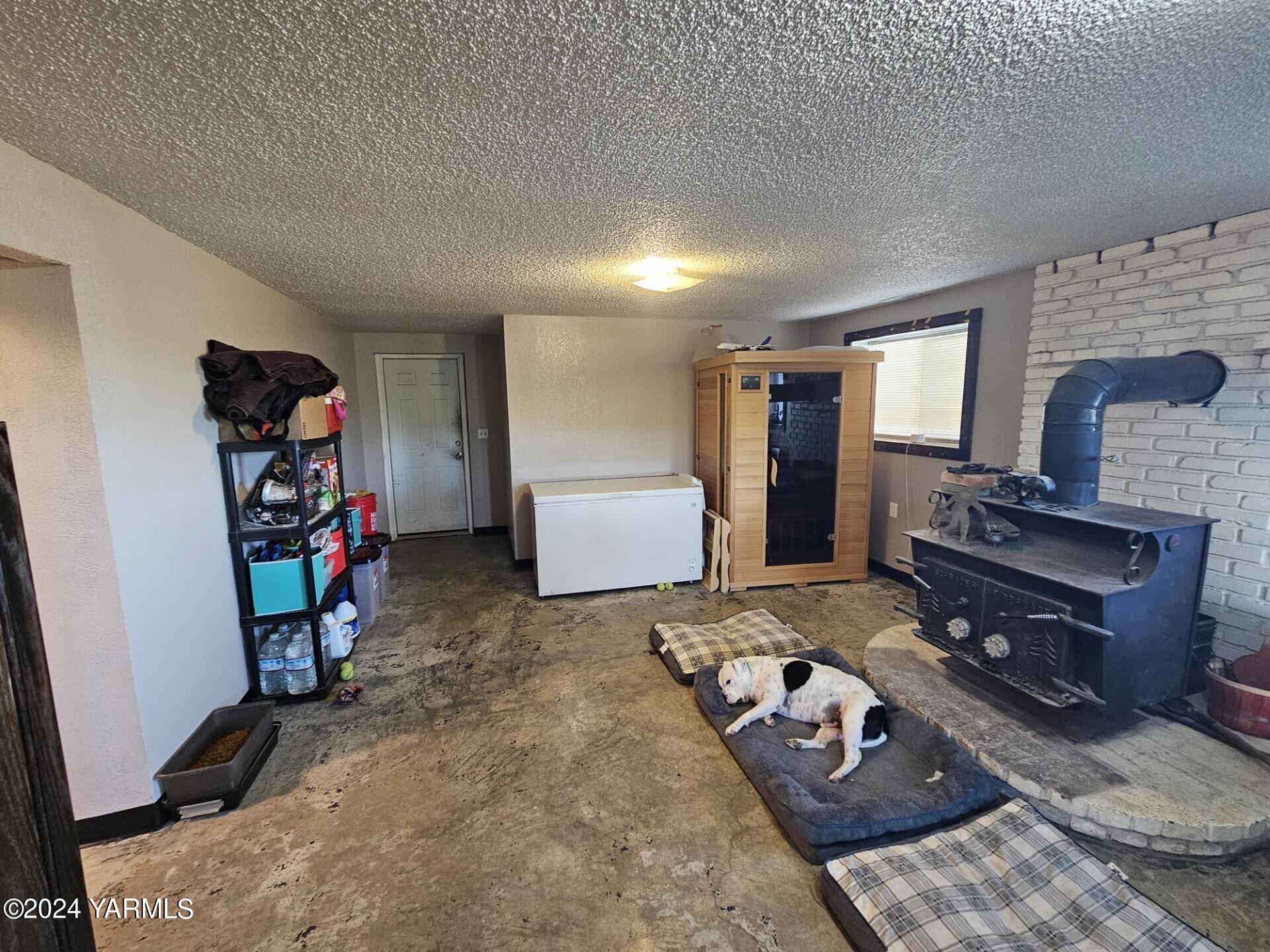 700 Wagoner Road Outlook, WA 98938 - Photo 16 of 29 a living room with furniture and a flat screen tv