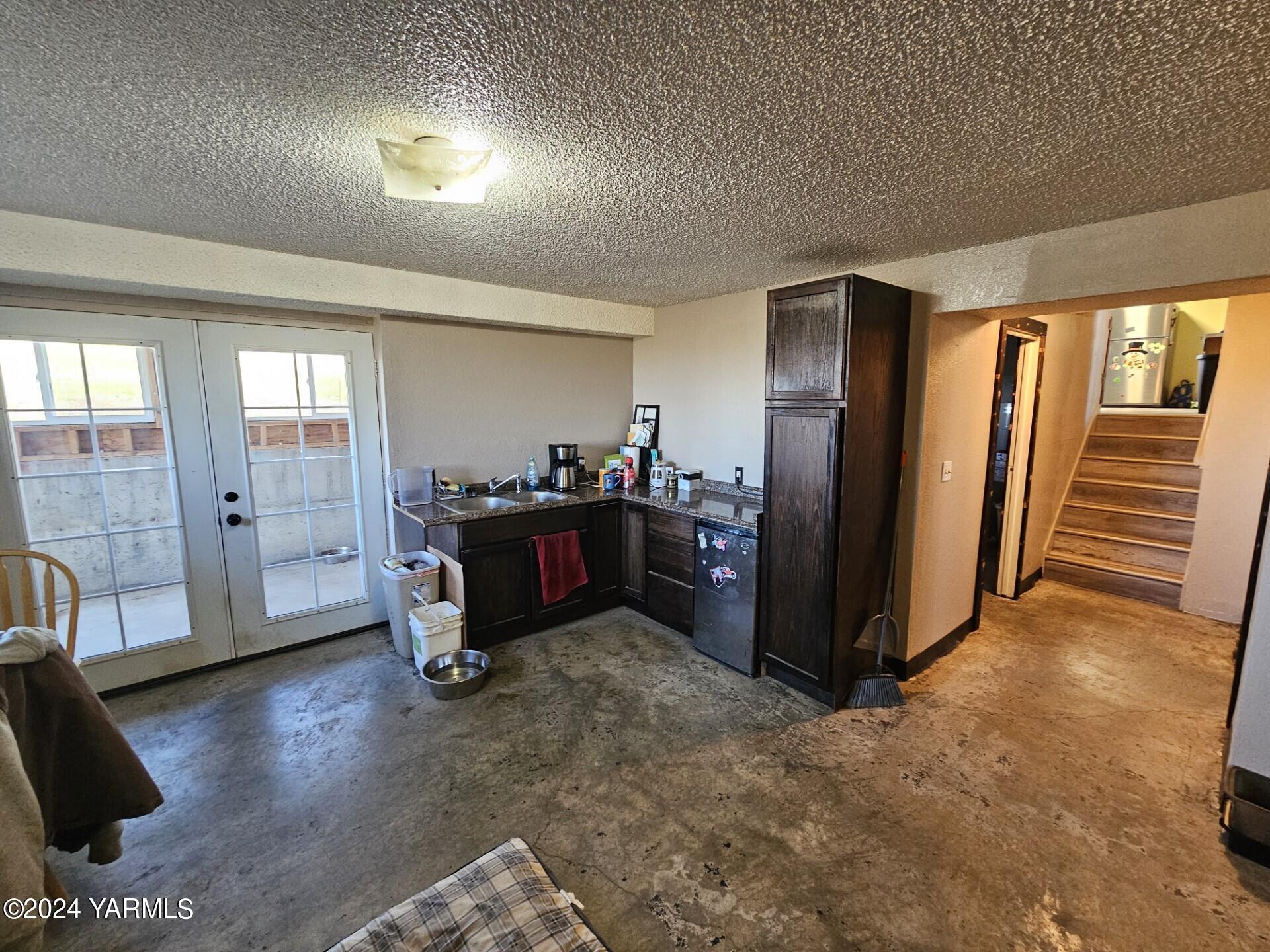 700 Wagoner Road Outlook, WA 98938 - Photo 17 of 29 a view of a livingroom with furniture and windows