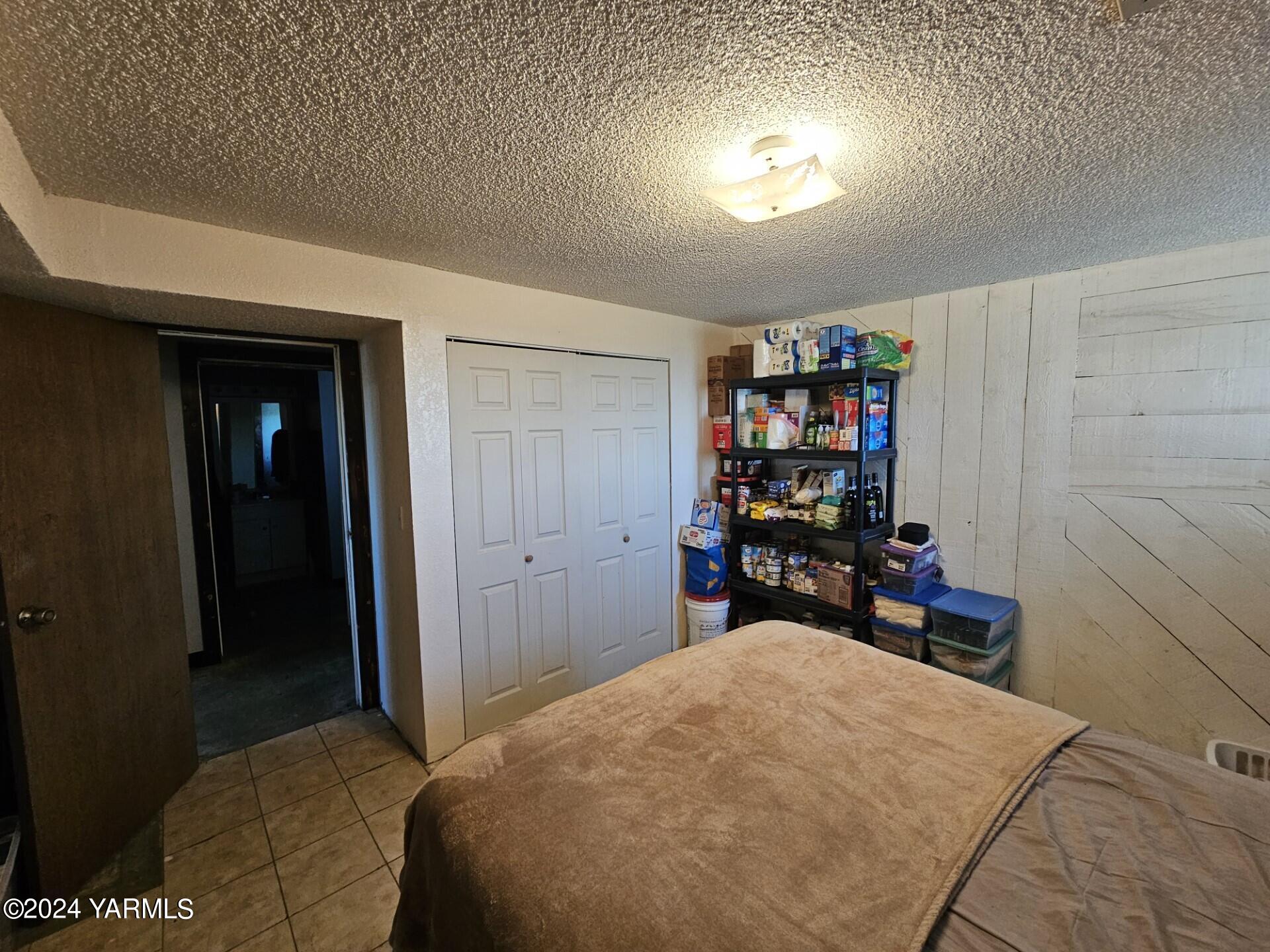 700 Wagoner Road Outlook, WA 98938 - Photo 18 of 29 a bedroom with a bed and a closet