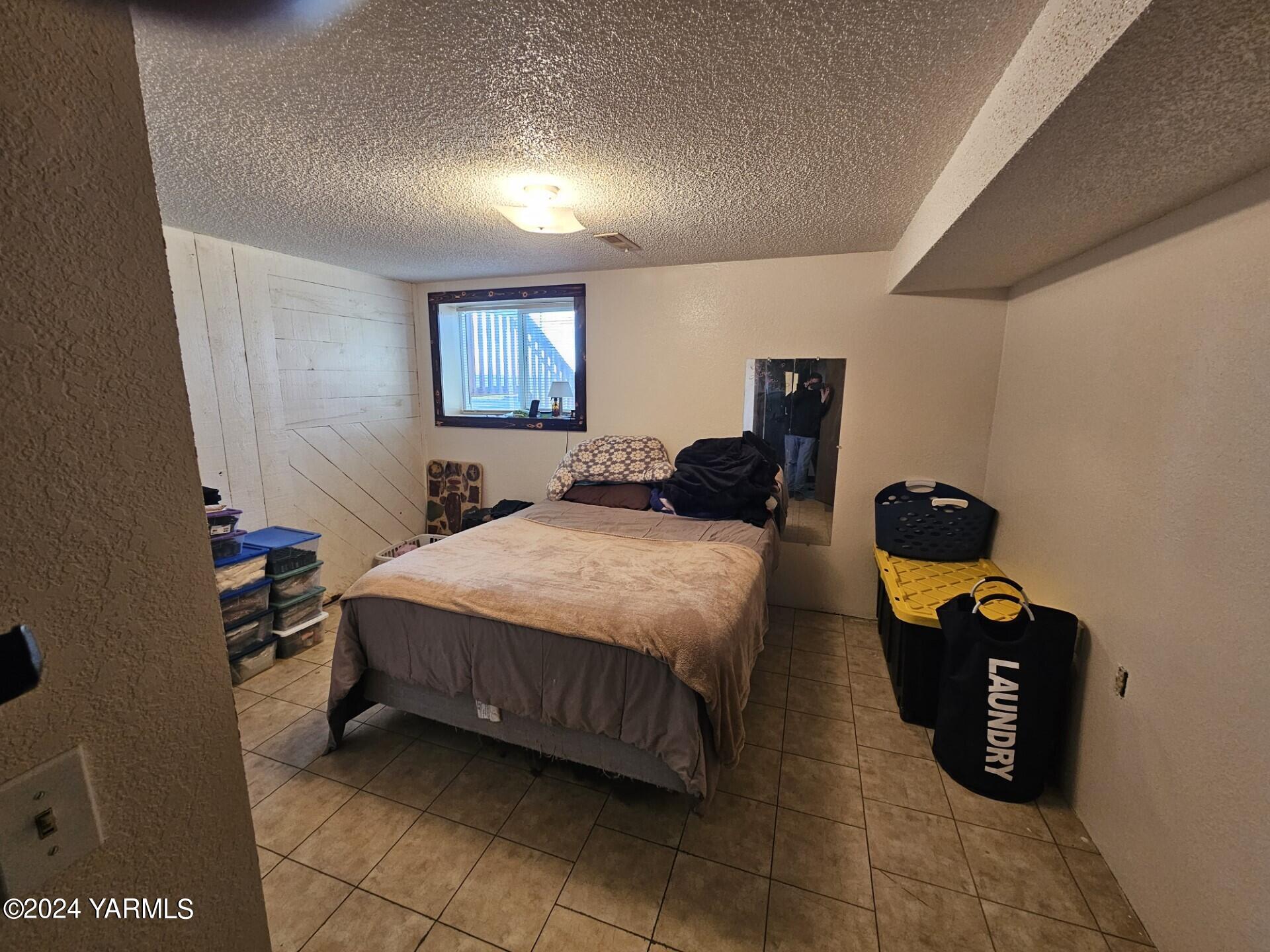 700 Wagoner Road Outlook, WA 98938 - Photo 19 of 29 a bedroom with a bed and a window