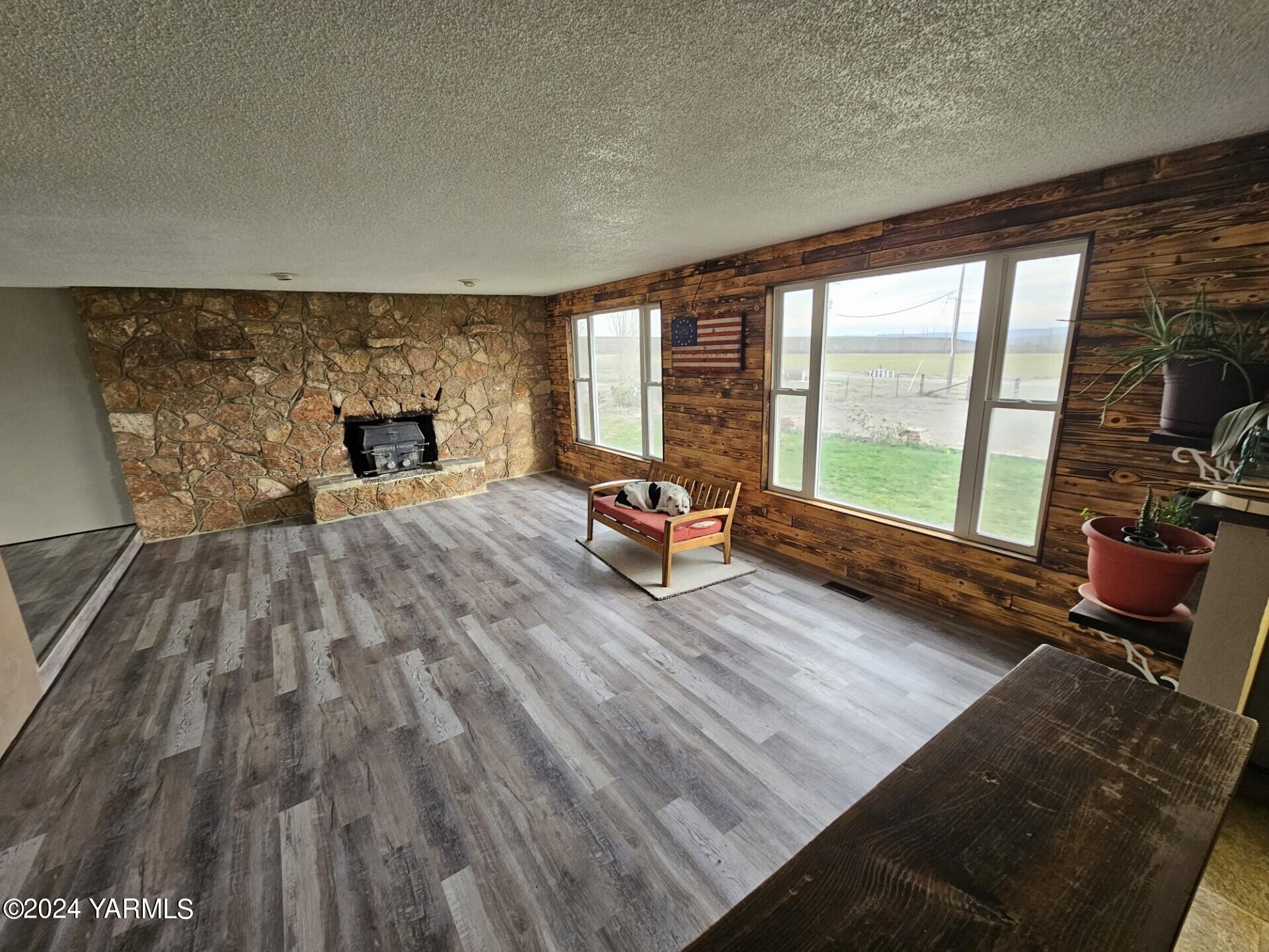 700 Wagoner Road Outlook, WA 98938 - Photo 2 of 29 a living room with furniture and a fireplace