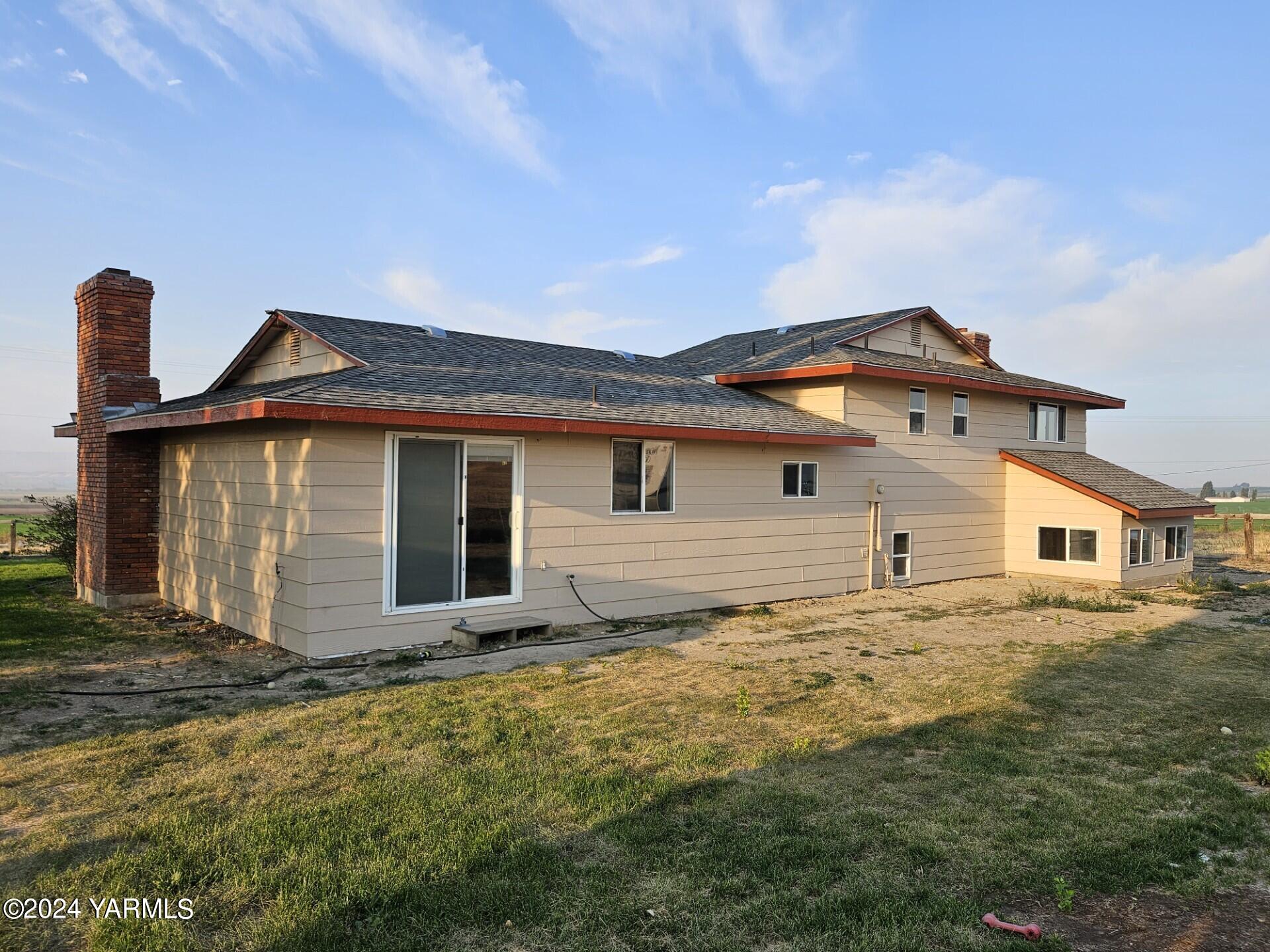 700 Wagoner Road Outlook, WA 98938 - Photo 24 of 29 a front view of a house with a garden