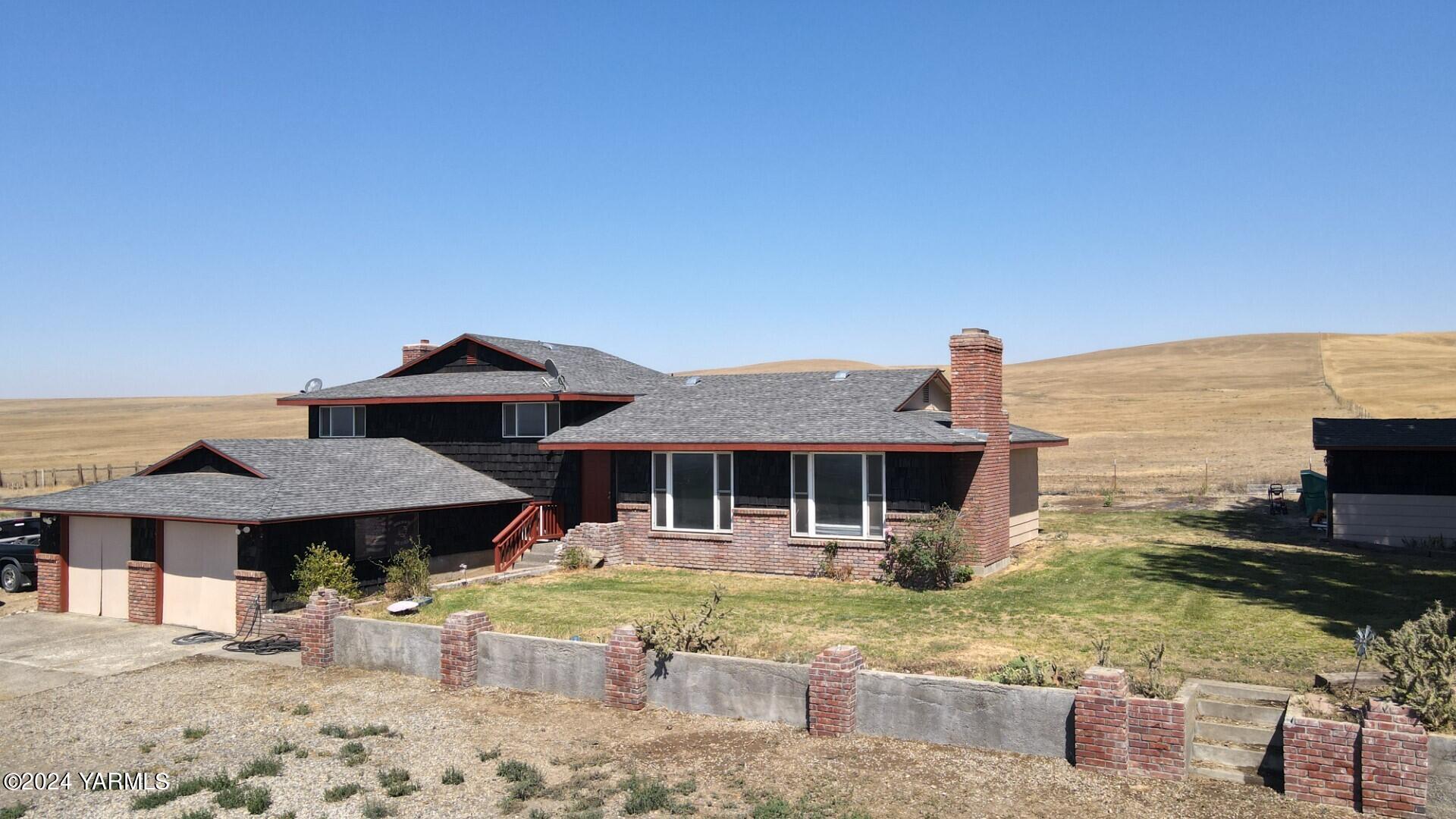 700 Wagoner Road Outlook, WA 98938 - Photo 27 of 29 a front view of a house with yard and furniture