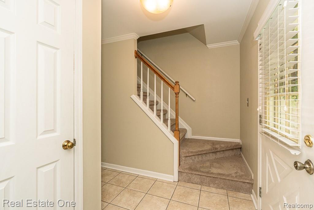 606 Whitney Drive Rochester, MI 48307 - Photo 3 of 42 606 Whitney_MLS-002.jpg