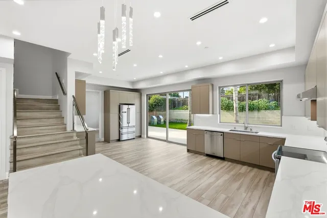 $10,000 | 6717 Sunnyslope Avenue, Van Nuys, CA 91401