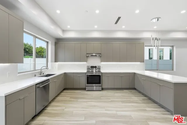 $10,000 | 6717 Sunnyslope Avenue, Van Nuys, CA 91401