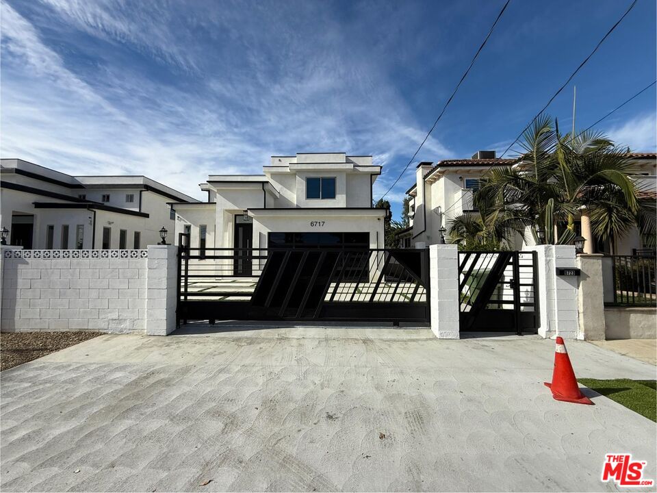 6717 Sunnyslope Avenue Van Nuys, CA 91401 - Photo 38 of 43 a view of entryway and hall