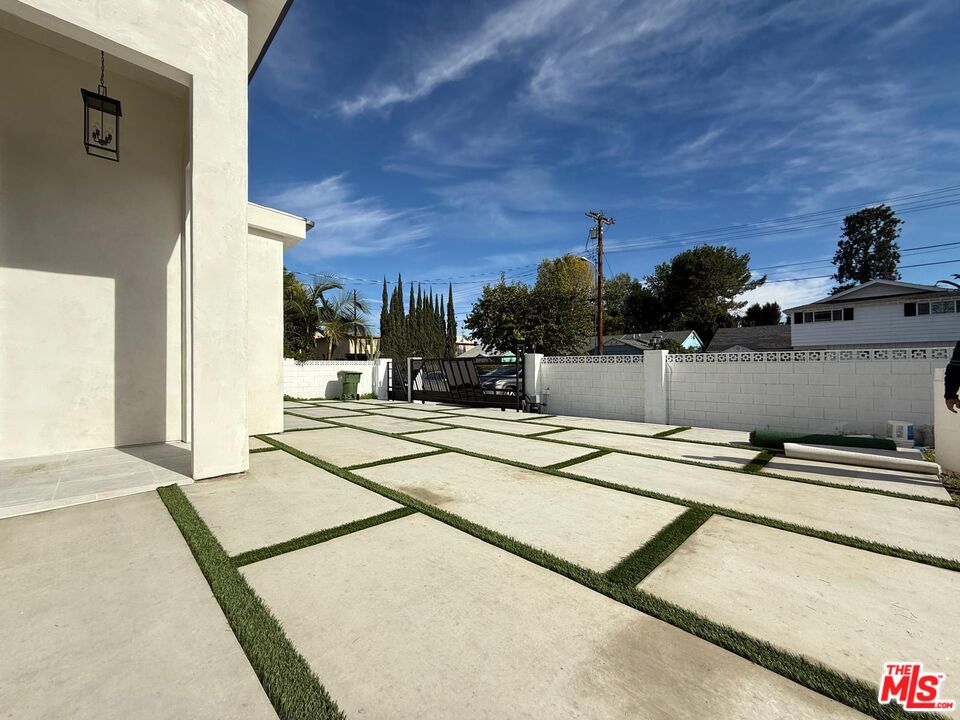 6717 Sunnyslope Avenue Van Nuys, CA 91401 - Photo 39 of 43 a view of a patio with a table and chairs