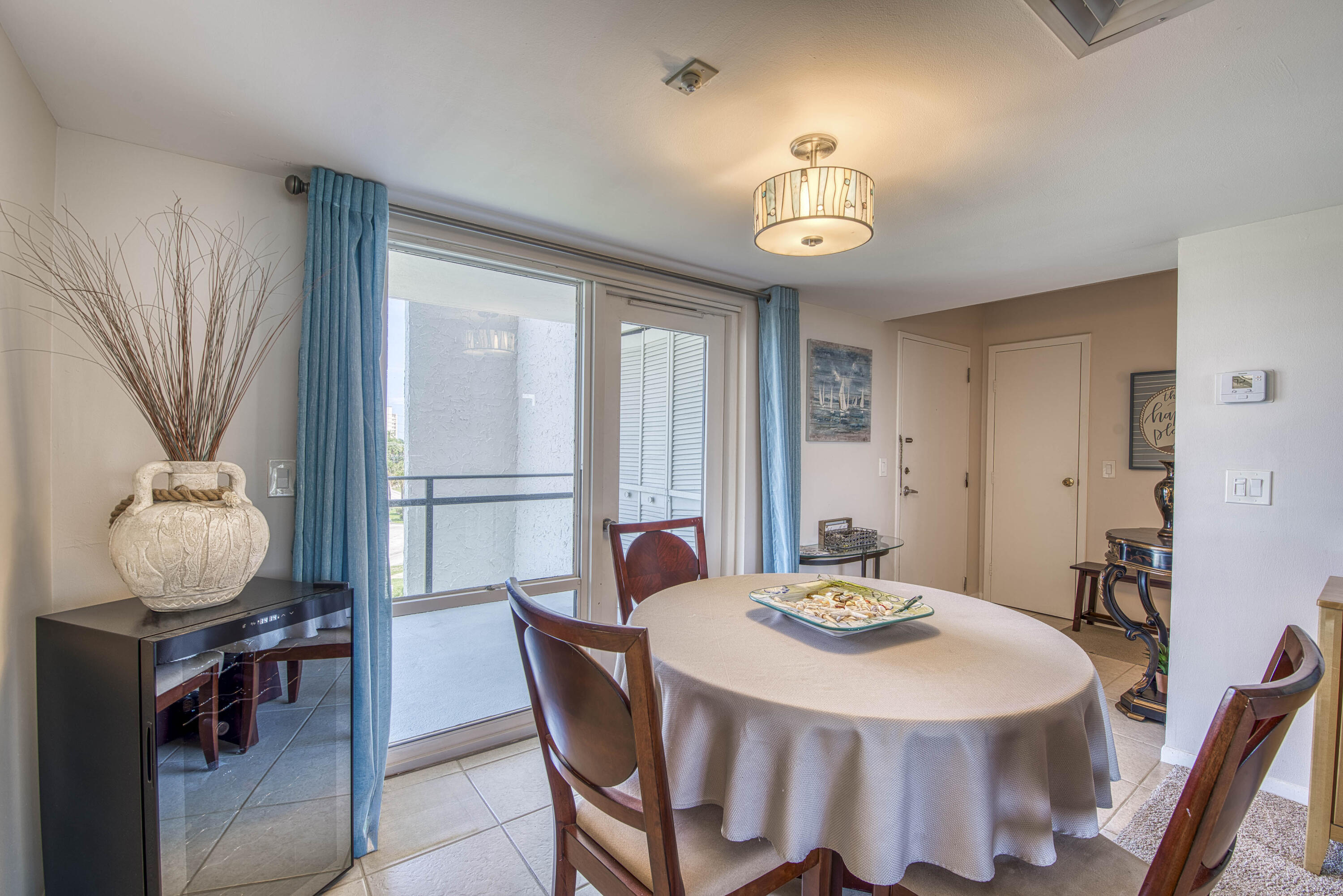 336 Golfview Road, Unit 518 North Palm Beach, FL 33408 - Photo 10 of 31 a dining room with furniture a chandelier and wooden floor