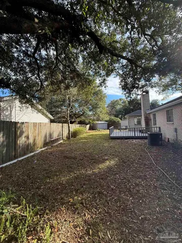 a view of a house with backyard
