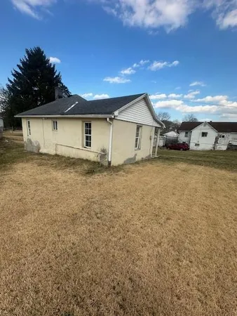 a view of a house with a yard