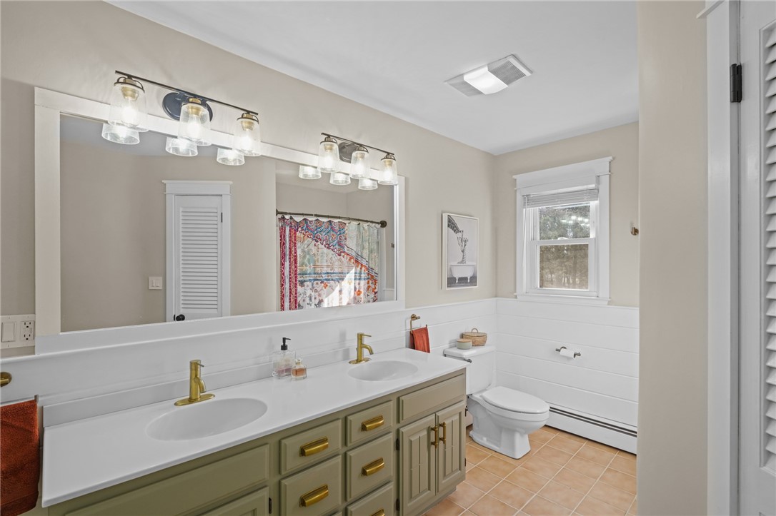 12 Duffield Road Bristol, RI 02809 - Photo 14 of 39 Upper Level full bathroom