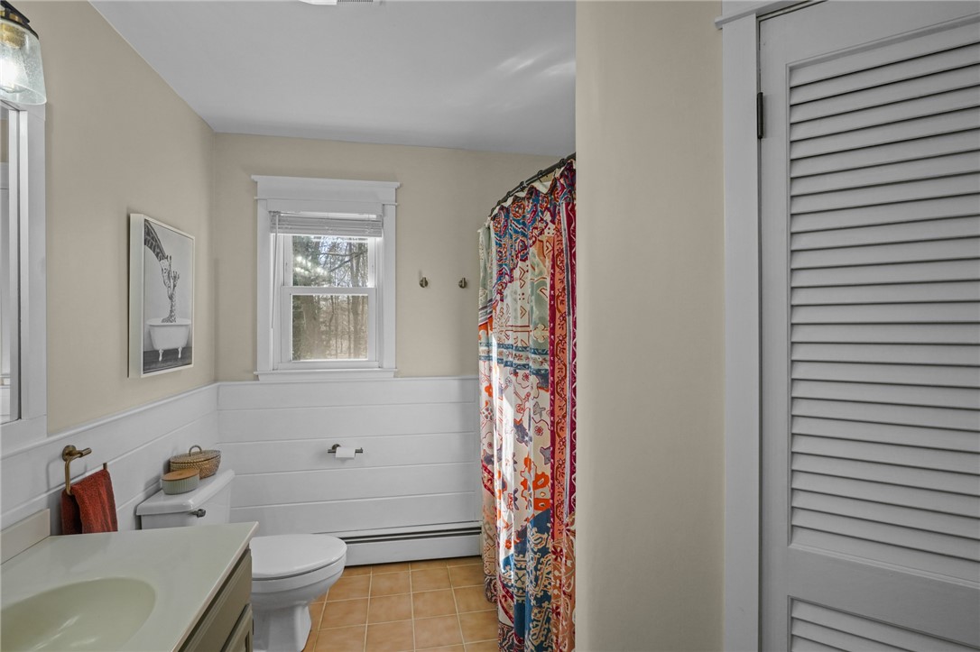 12 Duffield Road Bristol, RI 02809 - Photo 15 of 39 Upper level full bathroom