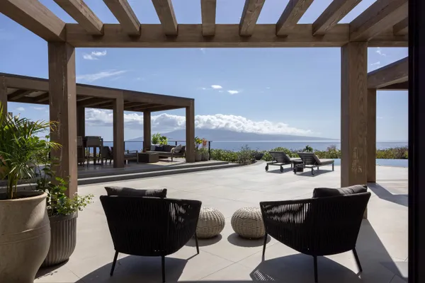 $10,950,000 | 325 Hokiokio Place, Lahaina, HI 96761