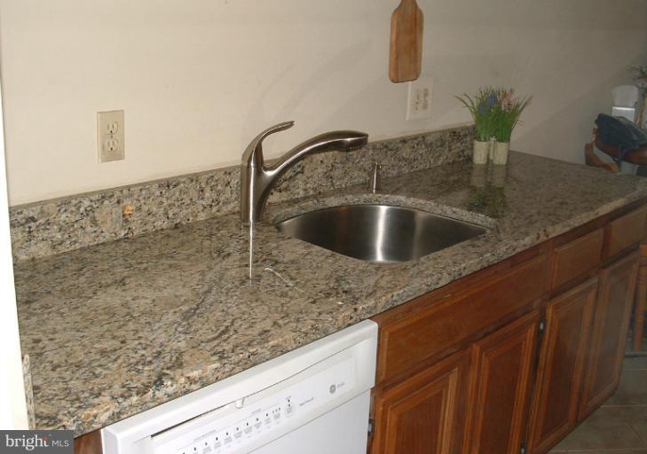 6110 Mantle Road Burke, VA 22015 - Photo 4 of 12 Kitchen
