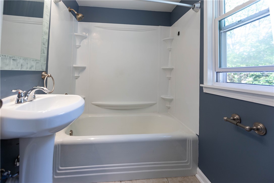 39 Ridgewood Drive Irondequoit, NY 14622 - Photo 18 of 23 Second Floor Full Bath