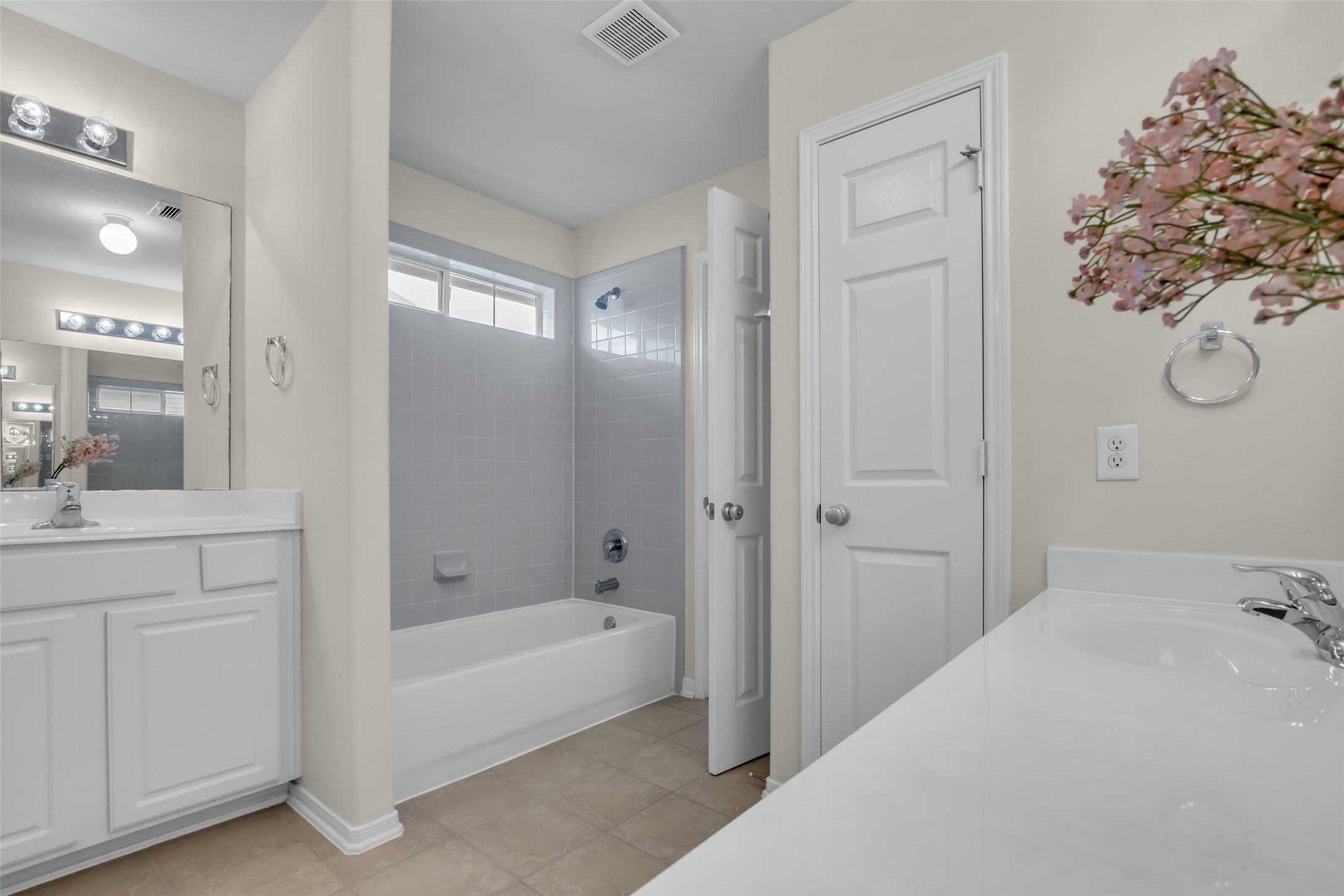 6807 Chapelfield Lane Houston, TX 77049 - Photo 34 of 42 a bathroom with a bathtub and shower