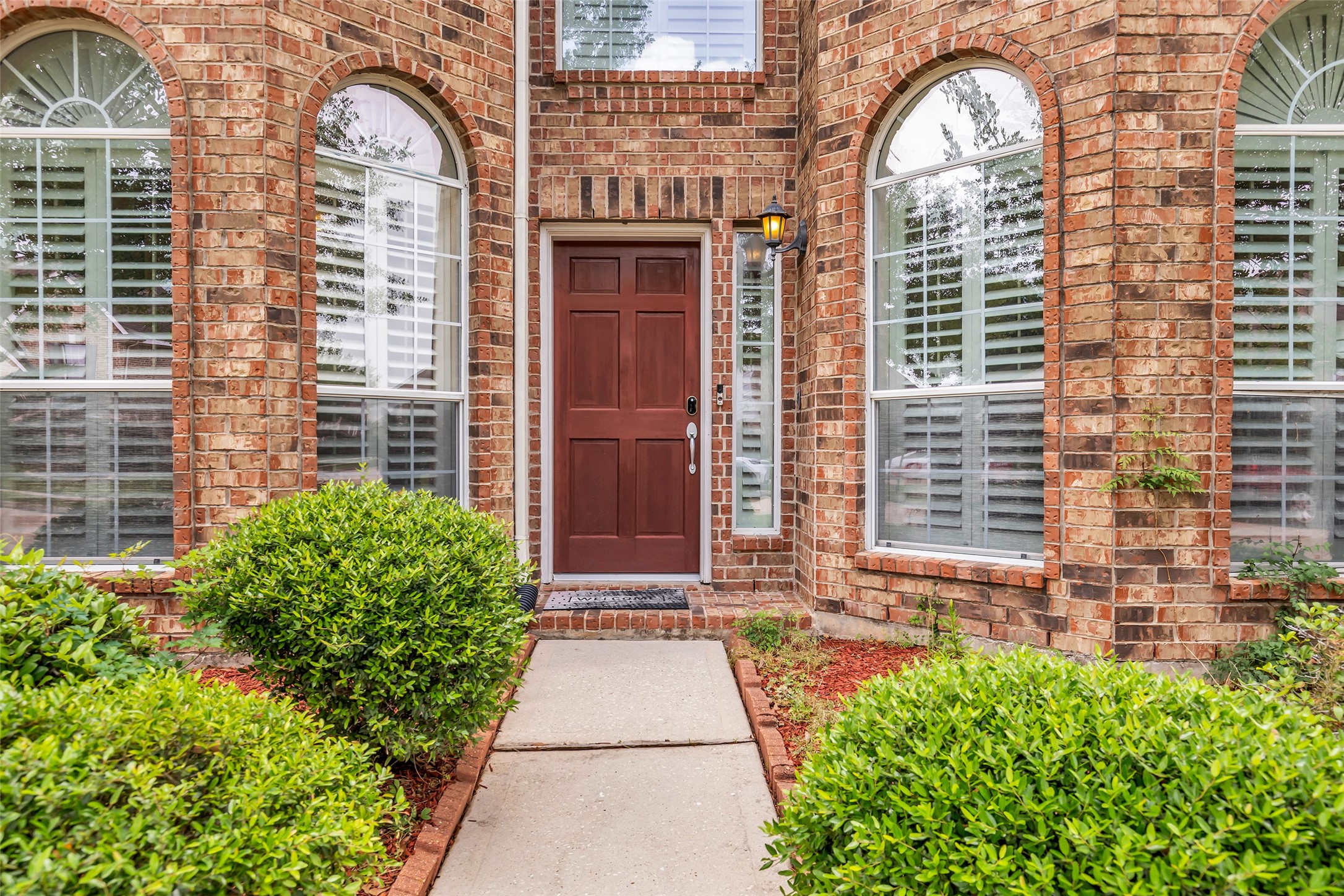 6807 Chapelfield Lane Houston, TX 77049 - Photo 4 of 42 a front view of a house with a garden