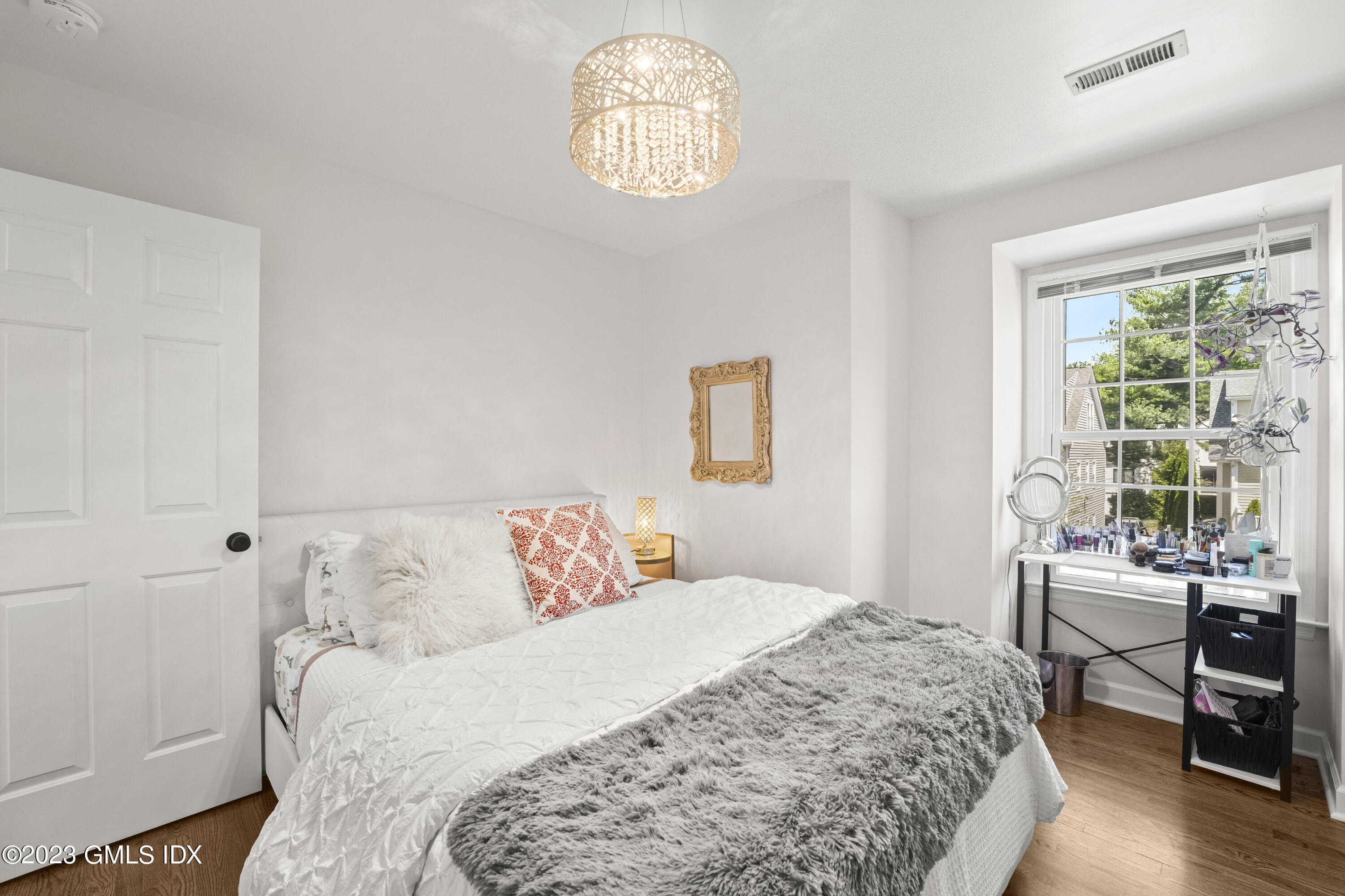 172 Field Point Road, Unit 6 Greenwich, CT 06830 - Photo 20 of 36 a bedroom with a bed and a window