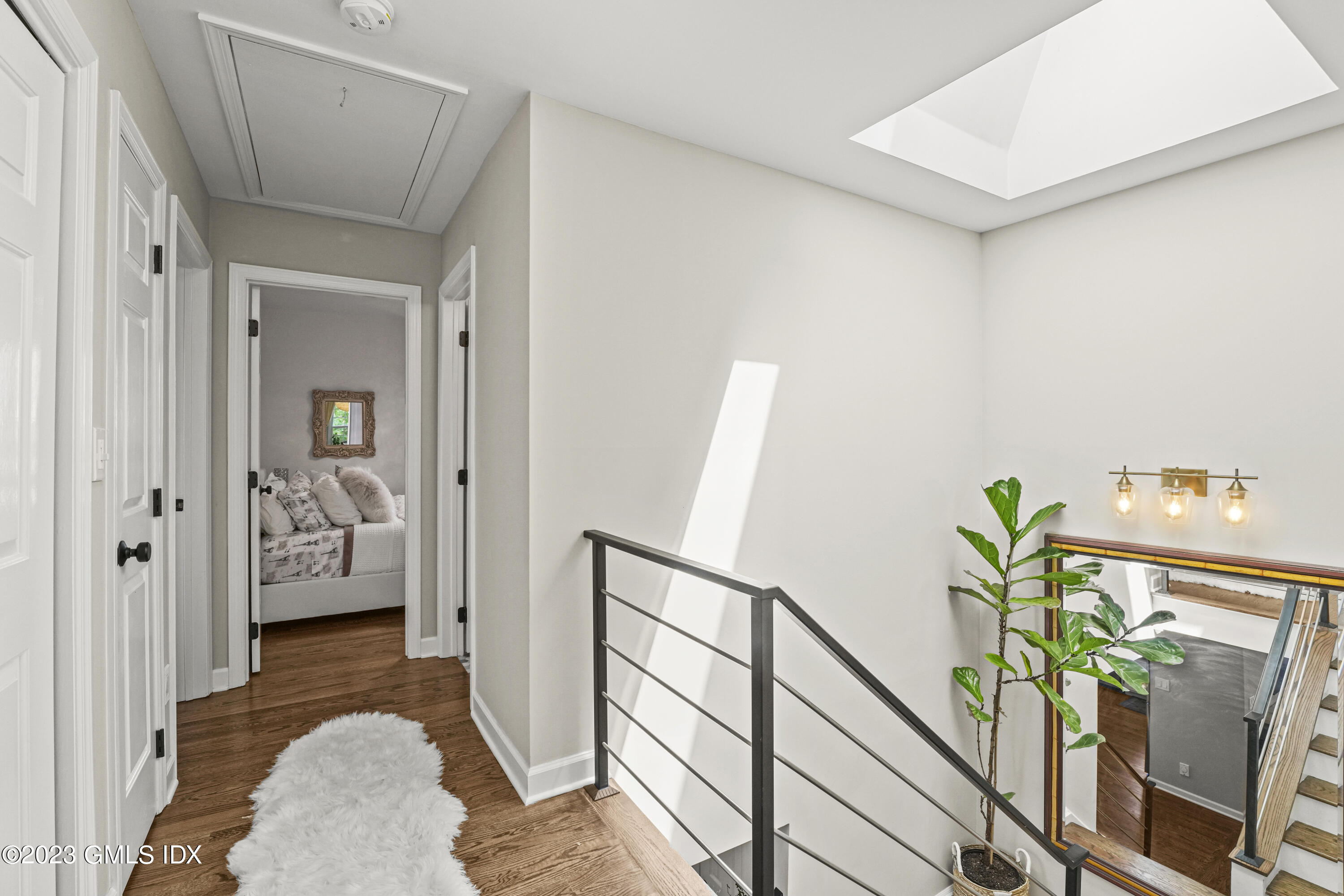 172 Field Point Road, Unit 6 Greenwich, CT 06830 - Photo 25 of 36 a hallway with painting and wooden floor