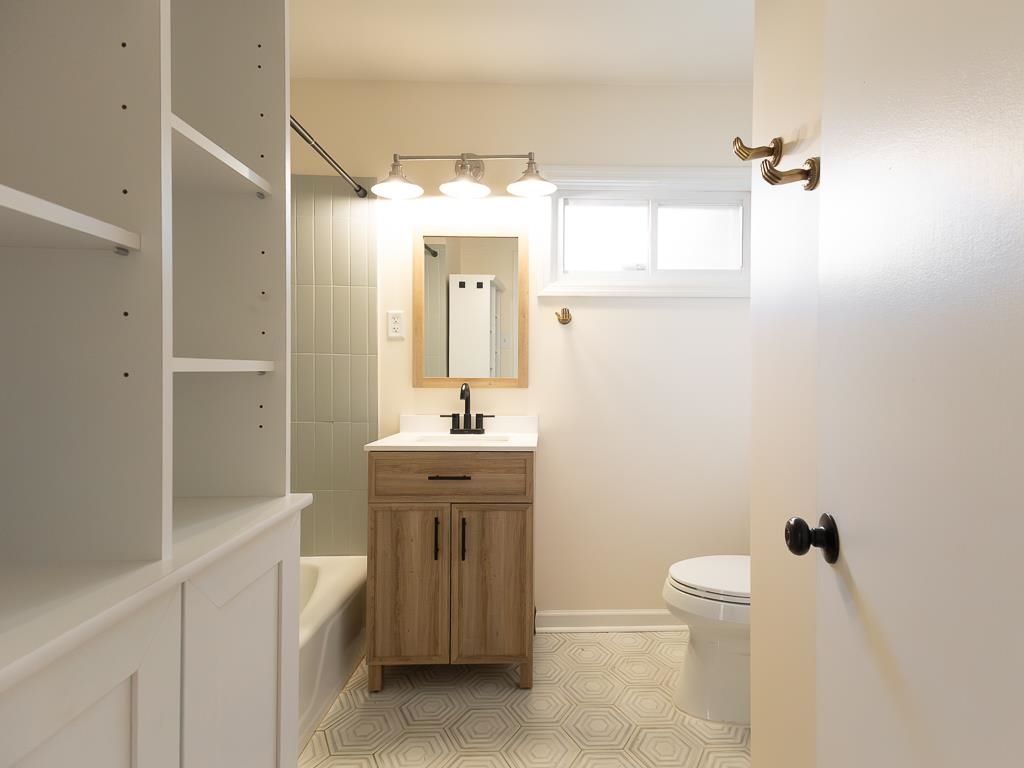 1089 Ivy Road Memphis, TN 38117 - Photo 19 of 32 a bathroom with a sink a toilet and shower