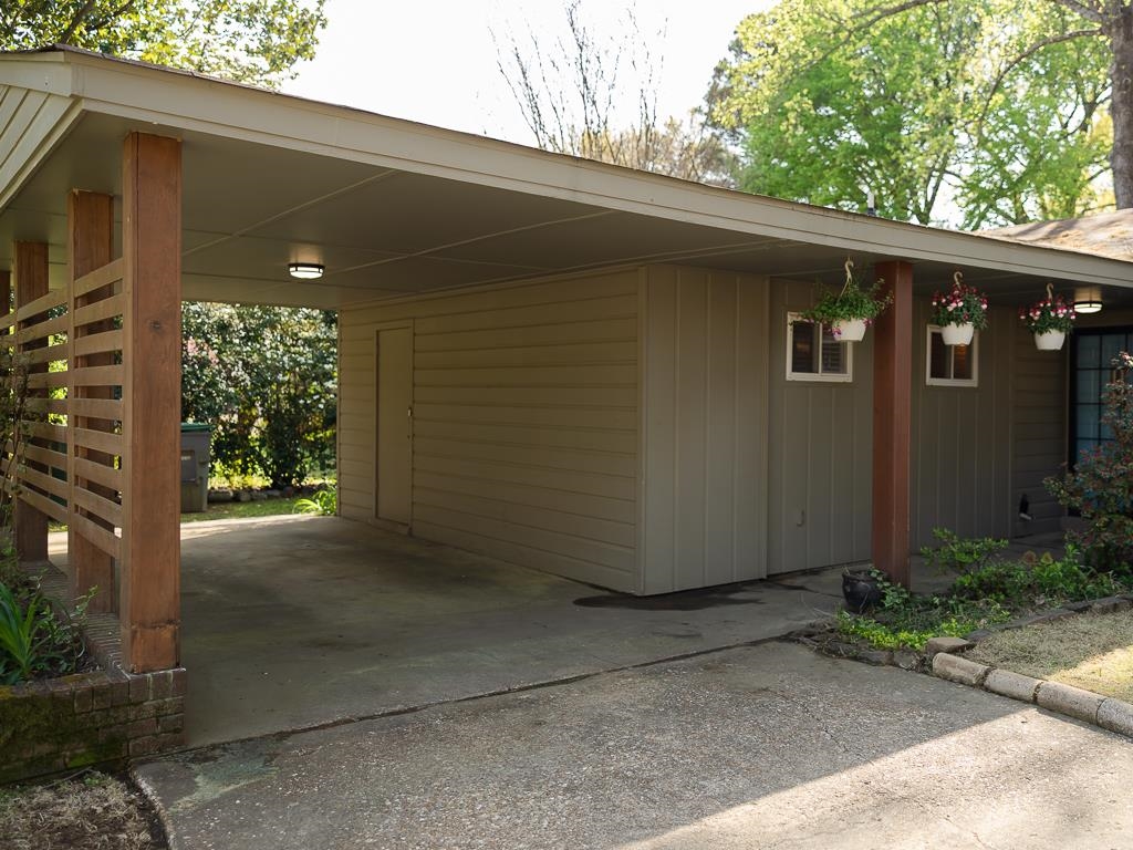 1089 Ivy Road Memphis, TN 38117 - Photo 4 of 32 a view of a garage