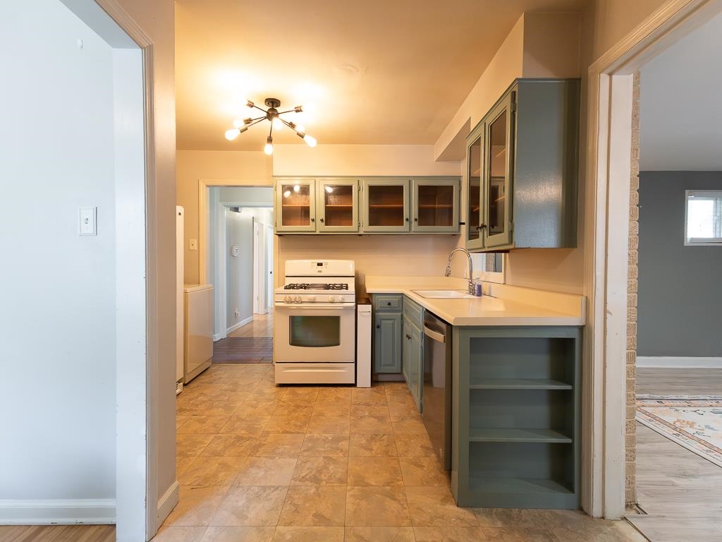 1089 Ivy Road Memphis, TN 38117 - Photo 8 of 32 a kitchen with stainless steel appliances a stove and more cabinets
