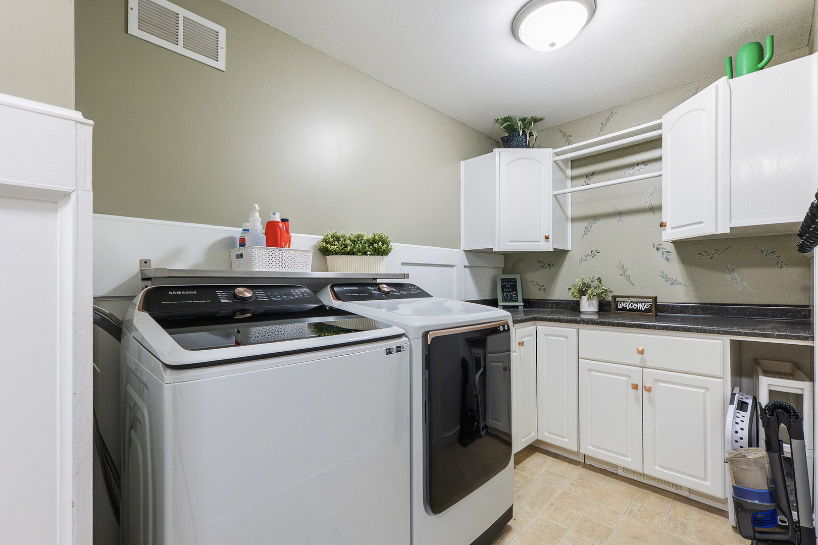712 Wilson Street Waterman, IL 60556 - Photo 9 of 24 a kitchen that has a sink and a stove